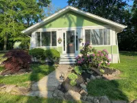 Charming 2-bedroom water oriented cottage with water access