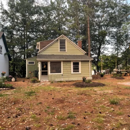 Sweet vintage cottage on Mountain View Lake, 2024 updates, next to Lake Sunapee