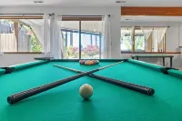 Private Beach in Little Norway, Hot Tub, 4000 sqft and more!