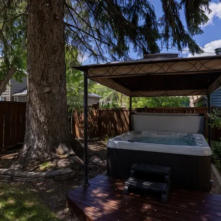 Historic Downtown │Walk Everywhere │Private Hot Tub │One Block to River