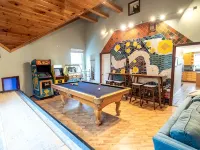 Designer 7BR w/ Pool and Hot Tub. Sleeps 20, Pets Welcome! Hotels near شاطئ ساندبريدج