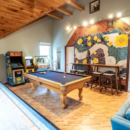 Designer 7BR w/ Pool and Hot Tub. Sleeps 20, Pets Welcome!