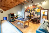 Designer 7BR w/ Pool and Hot Tub. Sleeps 20, Pets Welcome! - Jacuzzi