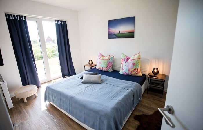 Modern, bright apartment with terrace, directly behind the dike, in the North Sea resort Wremen