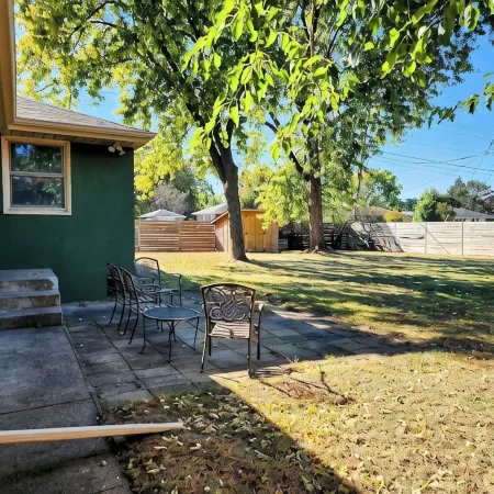 Sunlit Oasis: Family Friendly Suburban Private 4 Bedroom Retreat