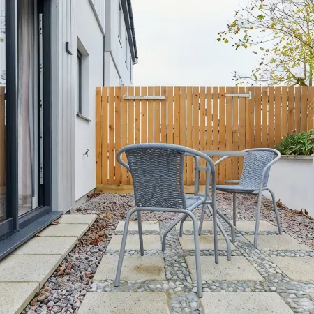 Trevone, Padstow-Modern Apartment minutes from sandy beach and SW coast path
