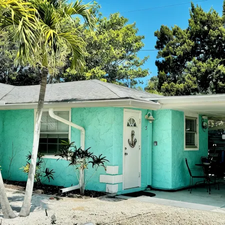 Charming Longboat Key Bungalow Minutes from Beaches, Restaurants, Parks