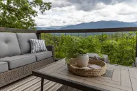 Luxury 5 BR Cabin with Hot Tub and Views! - 홈스테이