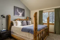 Cozy Breck Chalet - Private Sauna, Hot Tub, Fire Pit + 1.5mi to Breckenridge!!