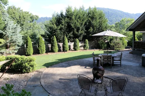 Romantic Escape-Private with Hot tub & Fireplace and Fenced Yard. Sleeps 2 - Bungalows