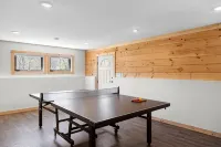 Modern Retreat with Mountain Views!