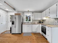 Adorable Cottage, 5 min walk to water & town Hotels in Westbrook