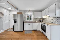 Adorable Cottage, 5 min walk to water & town