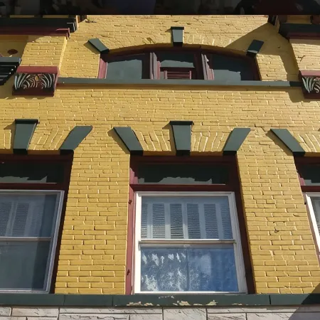 Beautiful Century old Apartments-Apt B