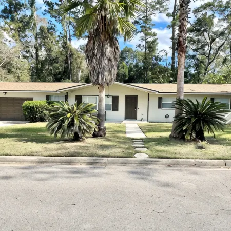 Spacious 4-bedroom house with Covered Private Pool in Gainesville