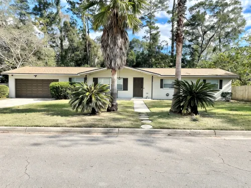 Spacious 4-bedroom house with Covered Private Pool in Gainesville - Private Pools