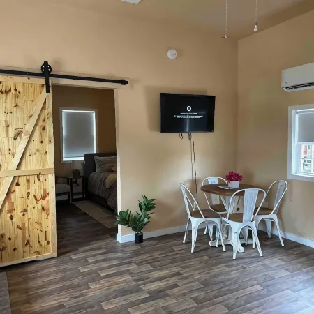 Tiny Flamingo's Nest - Cottage Near Pioneer Woman Mercantile - Pet friendly!
