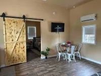 Tiny Flamingo's Nest - Cottage Near Pioneer Woman Mercantile - Pet friendly!
