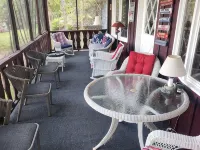 Charming 3-bedroom house with lake front access near boat launch in Laona. Hotels in Forest County