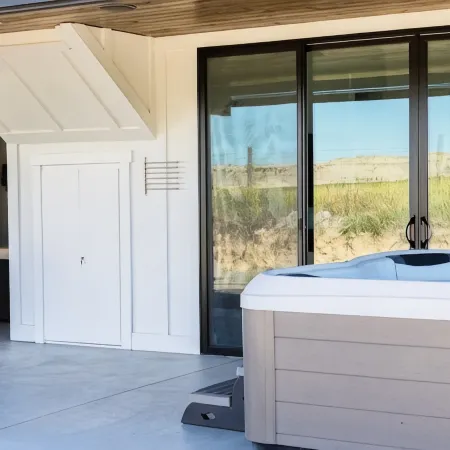 Manila Lot 7 · King bed, high end, new home, hot tub, steam room