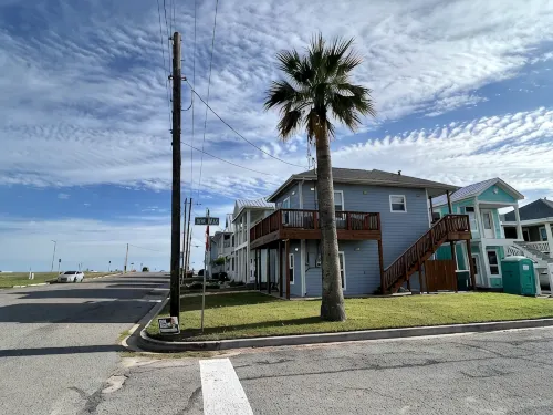 A Salty Air Retreat just steps away from the Gulf of Mexico - Bungalows