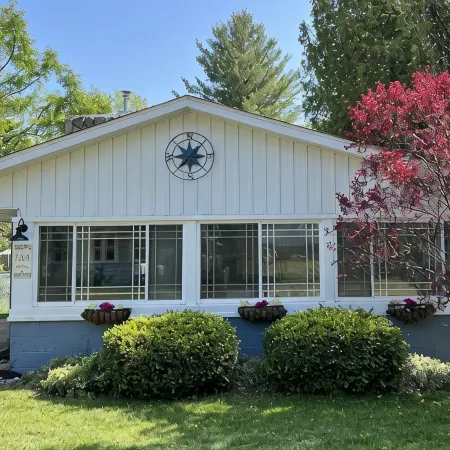 Cozy Pet Friendly Cottage, Partial Water View, Sleeps 7, Half Block from Beach!