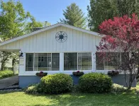 Cozy Pet Friendly Cottage, Partial Water View, Sleeps 7, Half Block from Beach!