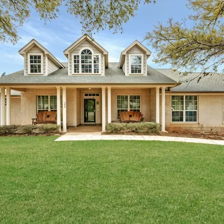 Charming 4BDRM Home / Pool & Hot Tub / Near Wineries!