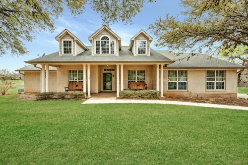 Charming 4BDRM Home / Pool & Hot Tub / Near Wineries!
