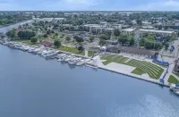 Cozy, convenient poolside by canal and beach .9 m Downtown shops and eateries