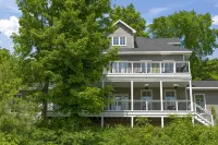 Classy Estate with Views + Walk to the Neat Café (10 min to Calabogie
