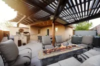 Family and Pet Friendly! Luxurious Backyard Amenities! Jacuzzi! Lots of Parking! -  Privatzimmer