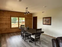 Newly Built Lodge Nestled in a Gorgeous Setting - Homestays