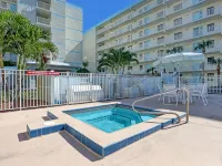 Stylish w/ Ocean View and 2 Balconies, Heated Pool, Centrally Located - Parvekkeita