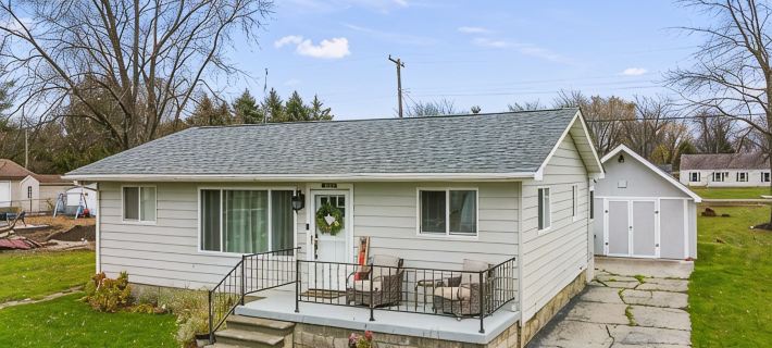 Cozy Beach House Hotels in Sanilac County