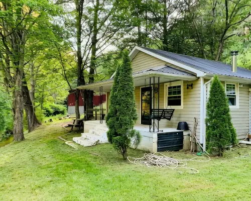 Creekside Cabin skiing/hiking & Appalachian Trail. Hotels in Mitchell County