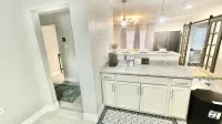 The Chic Getaway: 2BD/1BA Q Beds w/ Smart TVs