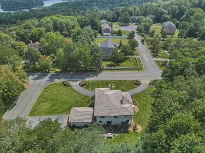 Spacious + beautiful 5-bedroom Mediterranean Villa in Monroe, NY. Hotels in 