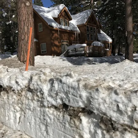 Charming cabin centrally located close to speedboat beach, Kings Beach & skiing