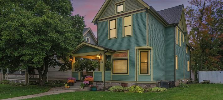 Historic Urban Retreat Fit for a KING! Hotels in Fort wayne