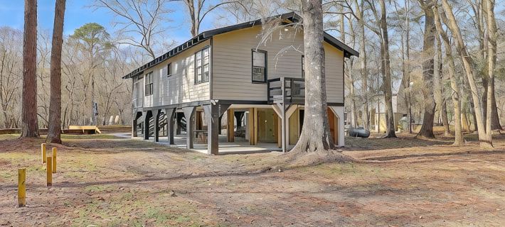 Riverfront Cottage with 2 docks and firepit located on the Edisto River Hotels in Colleton County
