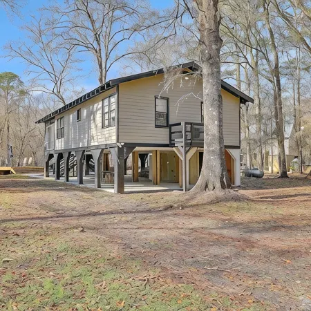 Riverfront Cottage with 2 docks and firepit located on the Edisto River
