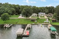 Beautiful 6 bedroom lake house with pontoon available for rent - 3-Star