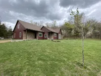 Spacious 5 Bedroom, 3.5 Bathroom Lakeview home with a large yard awaits! - 홈스테이