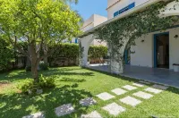 Villa Oliana: Elegant Oasis with Garden and Relaxation in Marina di Ragusa