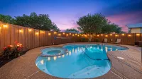 Modern Family Haven, Pool, Game Room,Sky Lit Atrium,5 bedrooms,King beds,3 baths