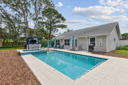 Pool & Hot Tub! Pool Bar! Bikes! 4 Min to Beach! Arcade Games! Golf Cart!!