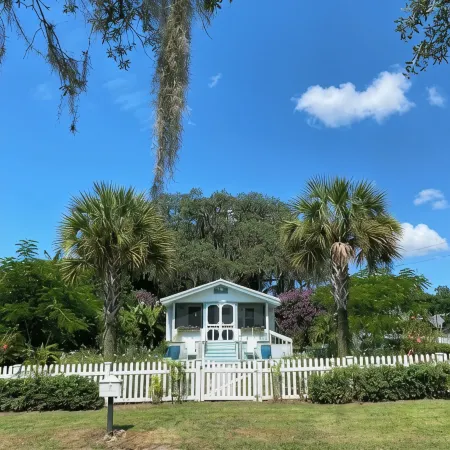 Charming 1935 Florida Cottage overlooking Lake Tulane