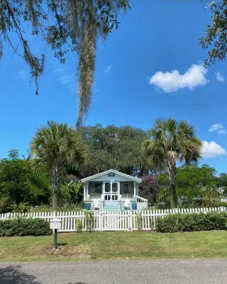 Charming 1935 Florida Cottage overlooking Lake Tulane - 3성급
