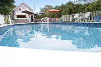 Jamestown Cozy Coastal Cottage in Town Near Beaches & Newport. Sleeps 6 Pets ok. - Wifi